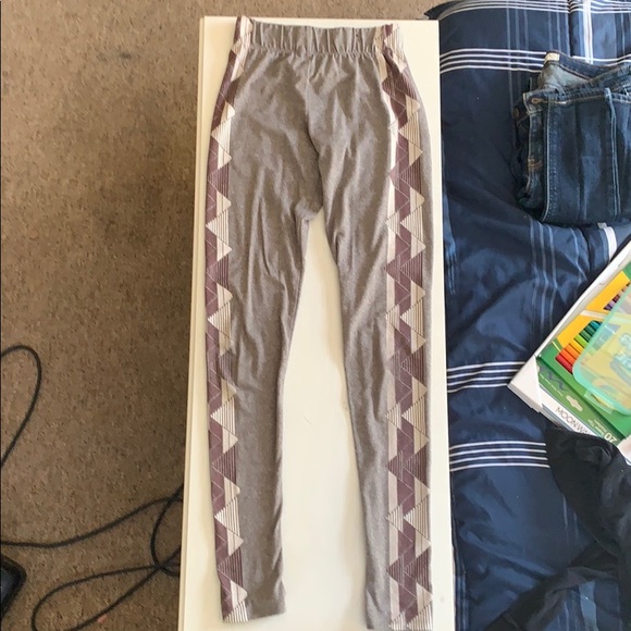 rue 21 leggings grey with maroon and white detail - Picture 2 of 2